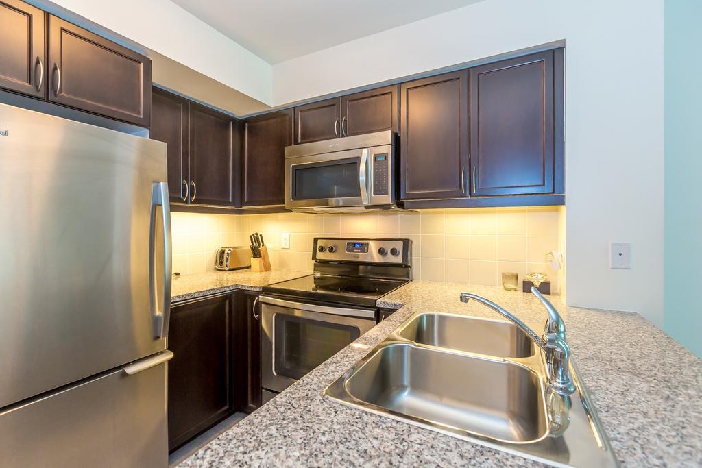 Napa Furnished Suites At Cn Tower & Maple Leaf Square Торонто Номер фото