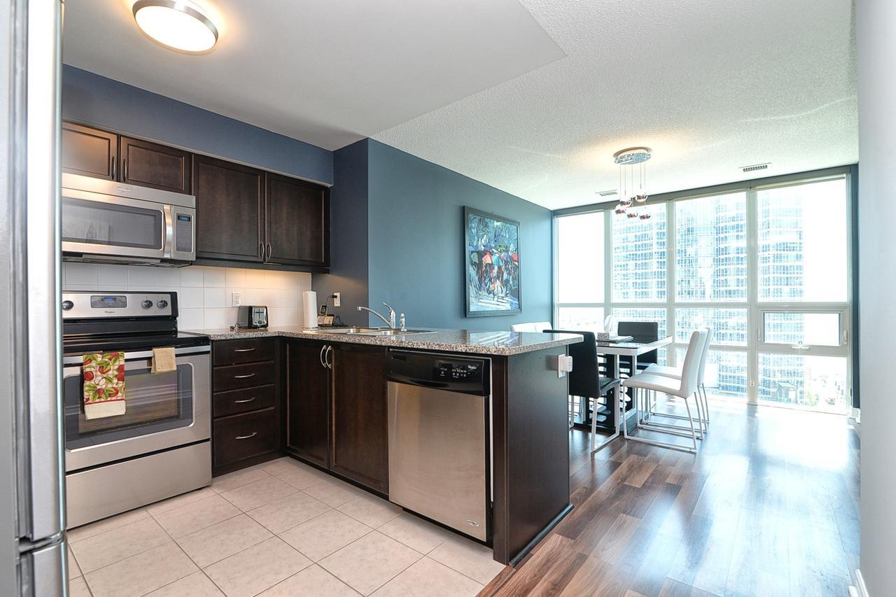Napa Furnished Suites At Cn Tower & Maple Leaf Square Торонто Екстер'єр фото