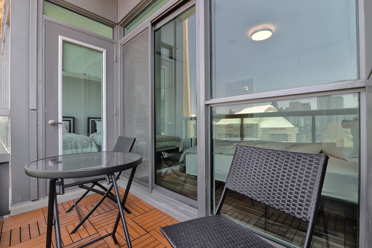 Napa Furnished Suites At Cn Tower & Maple Leaf Square Торонто Екстер'єр фото